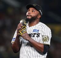 　６回、無失点に抑え、グラブをたたくドリス（撮影・北村雅宏）