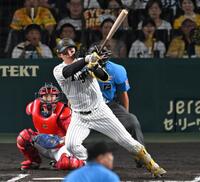　６回、勝ち越しタイムリーを放つ森下（撮影・飯室逸平）