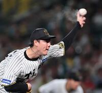 　８回を無失点に抑える及川（撮影・田中太一）