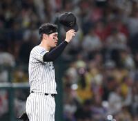 　４回、同点適時打を放ち、ファンの声援に応える佐藤輝（撮影・北村雅宏）