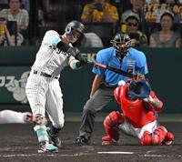 　４回、同点打を放つ佐藤輝（撮影・飯室逸平）