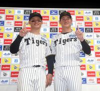 　お立ち台でポーズを決める森下（左）と及川（撮影・北村雅宏）