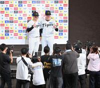 　お立ち台でポーズを決める森下（左）と及川（撮影・西田忠信）