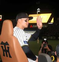 　ファンの声援に応える森下（撮影・北村雅宏）