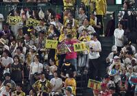 　Ｍ１とし、喜び合うファン（撮影・田中太一）