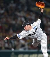 　９回から登板する石井（撮影・北村雅宏）