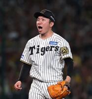 　９回、最後を締めた石井は雄たけびを上げる（撮影・北村雅宏）