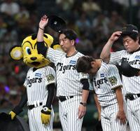 　ファンの声援に応える藤川監督（左から２人目）＝撮影・北村雅宏