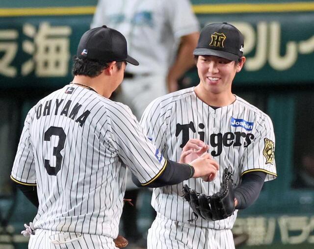 阪神 一体感にじんだ勝利後の光景 大山悠輔が優しい笑みでウイニング