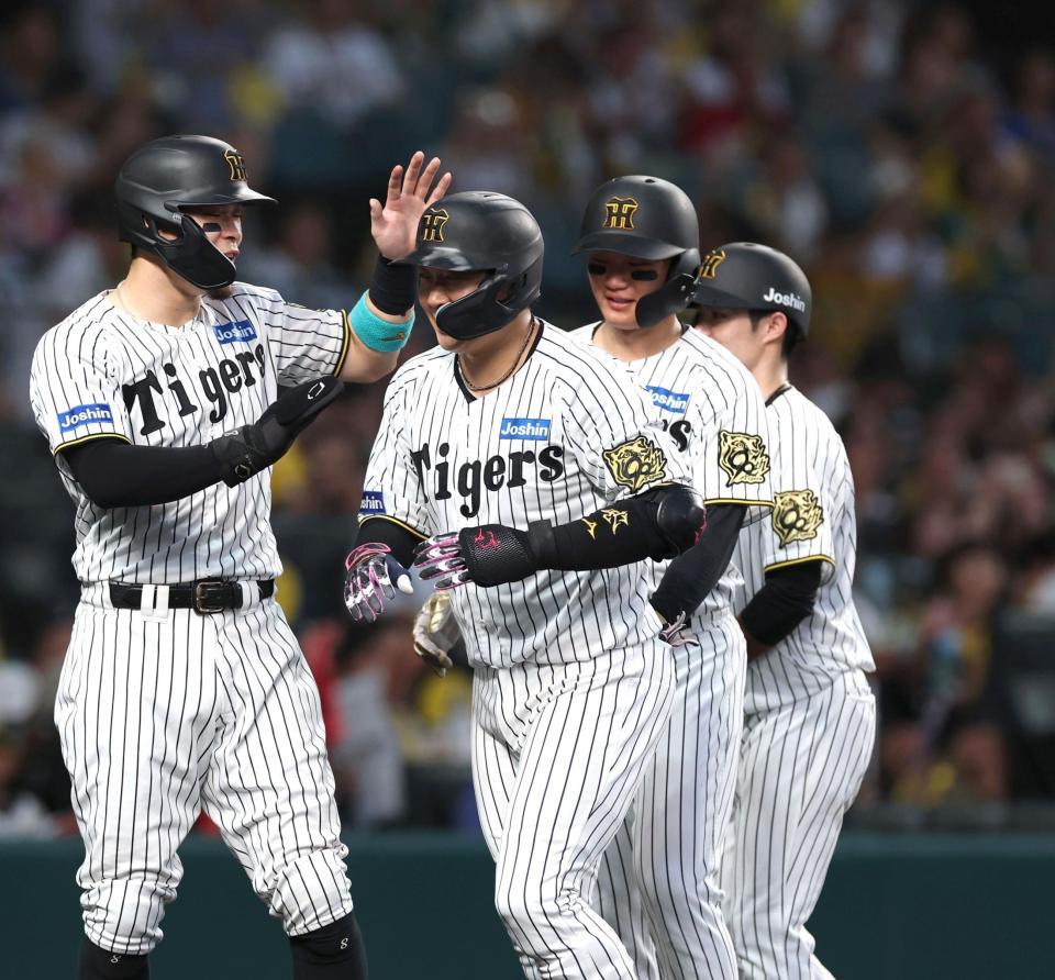 １回、勝ち越しとなる満塁本塁打を放ち、佐藤輝（左）に祝福される大山（左から２人目）＝撮影・北村雅宏