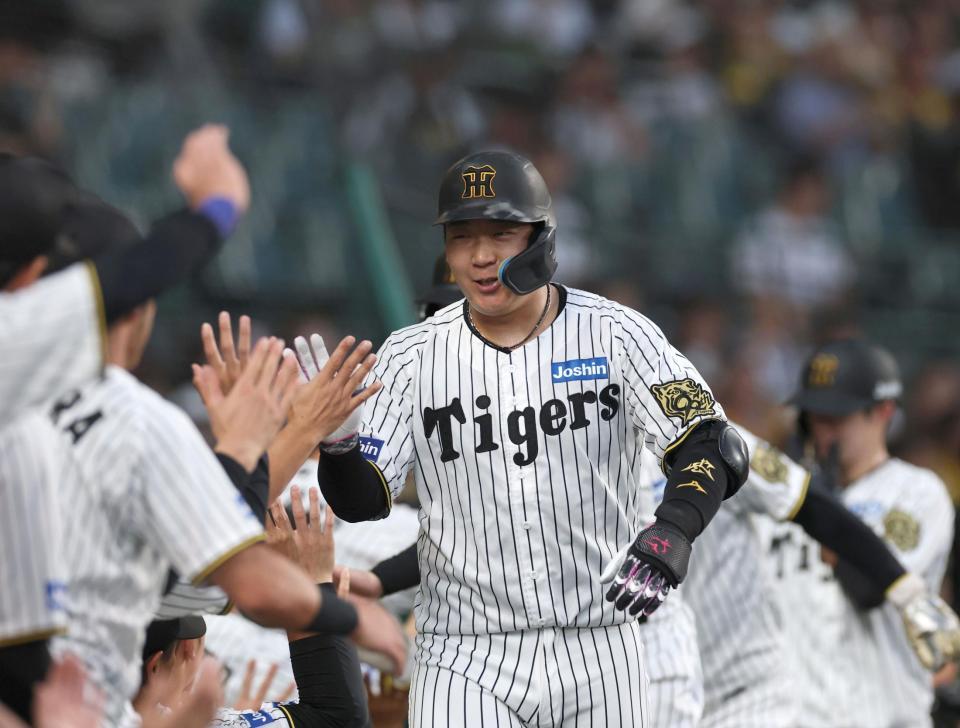 １回、勝ち越しとなる満塁本塁打を放ち、ナインとタッチを交わす大山（撮影・北村雅宏）