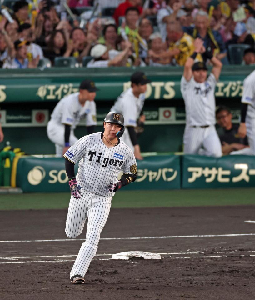 １回、満塁本塁打を放ちダイヤモンドを回る大山（撮影・立川洋一郎）