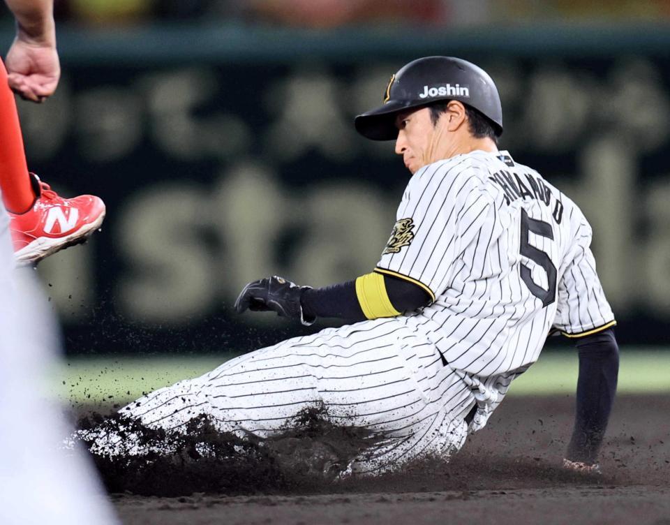 　７回、安打で出塁した近本は二盗を決める（撮影・田中太一）