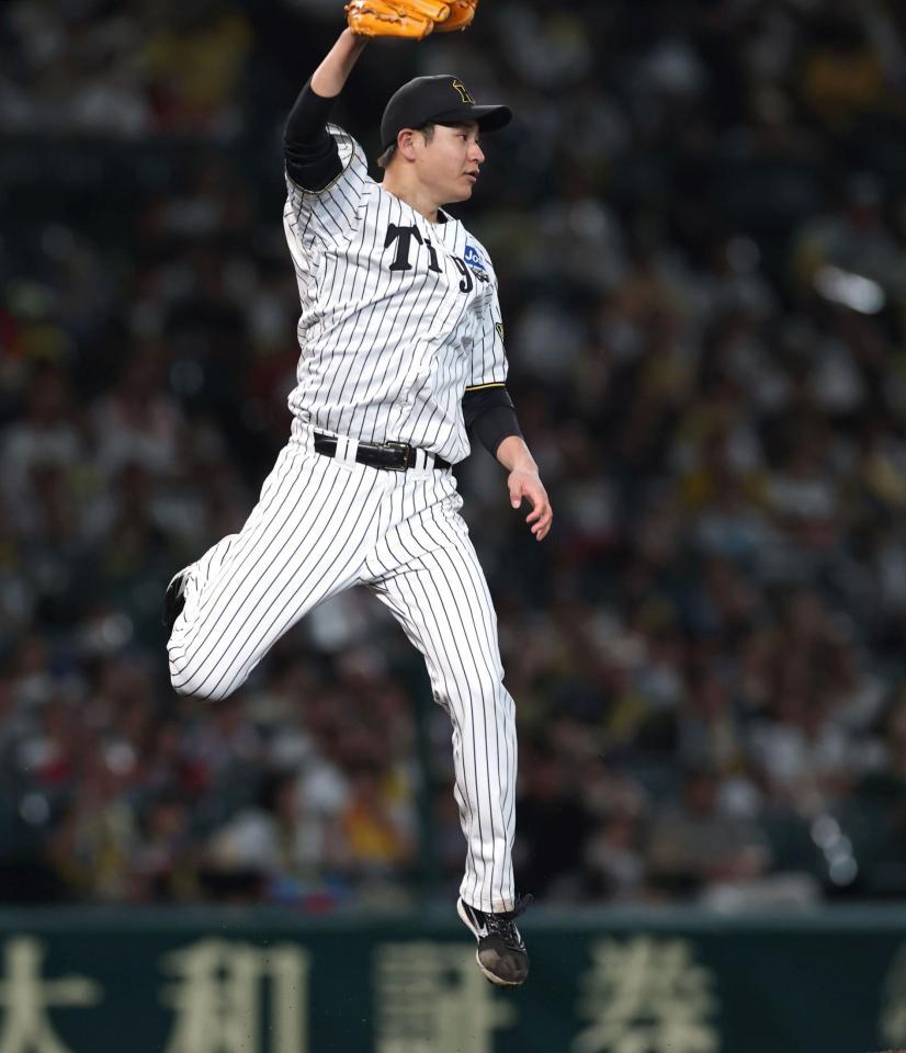 ６回、小園の打球に飛び付く大竹（撮影・北村雅宏）