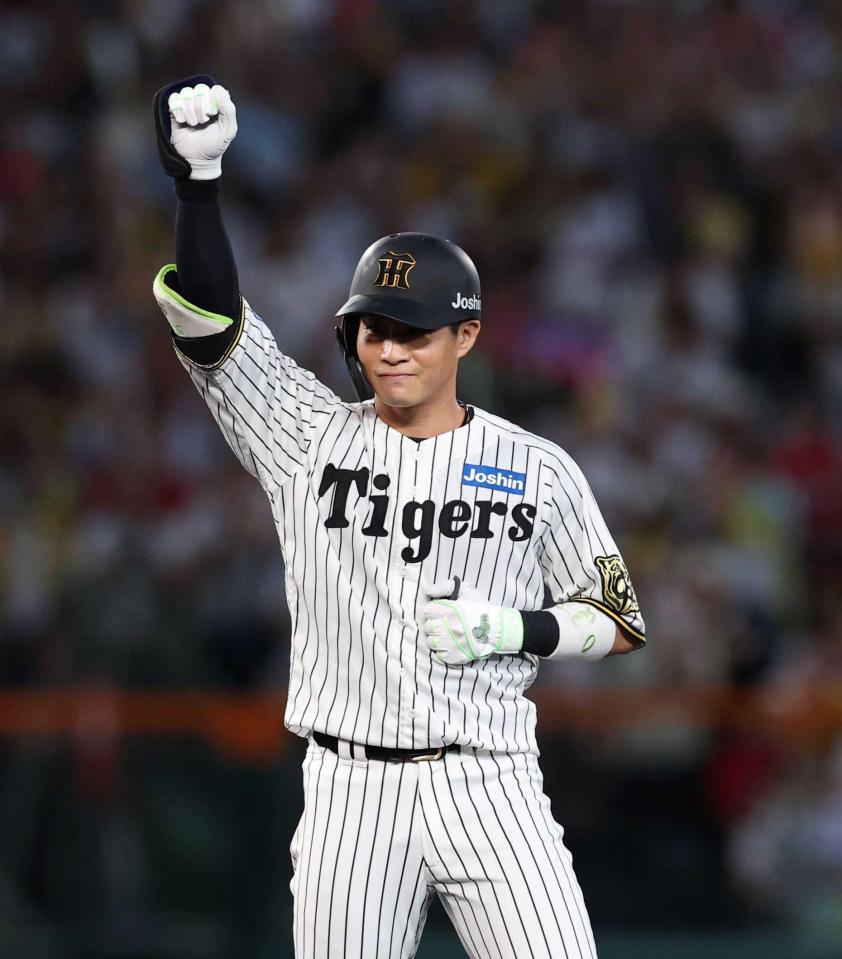 　１回、二塁打を放ち、拳を突き上げる木浪（撮影・北村雅宏）