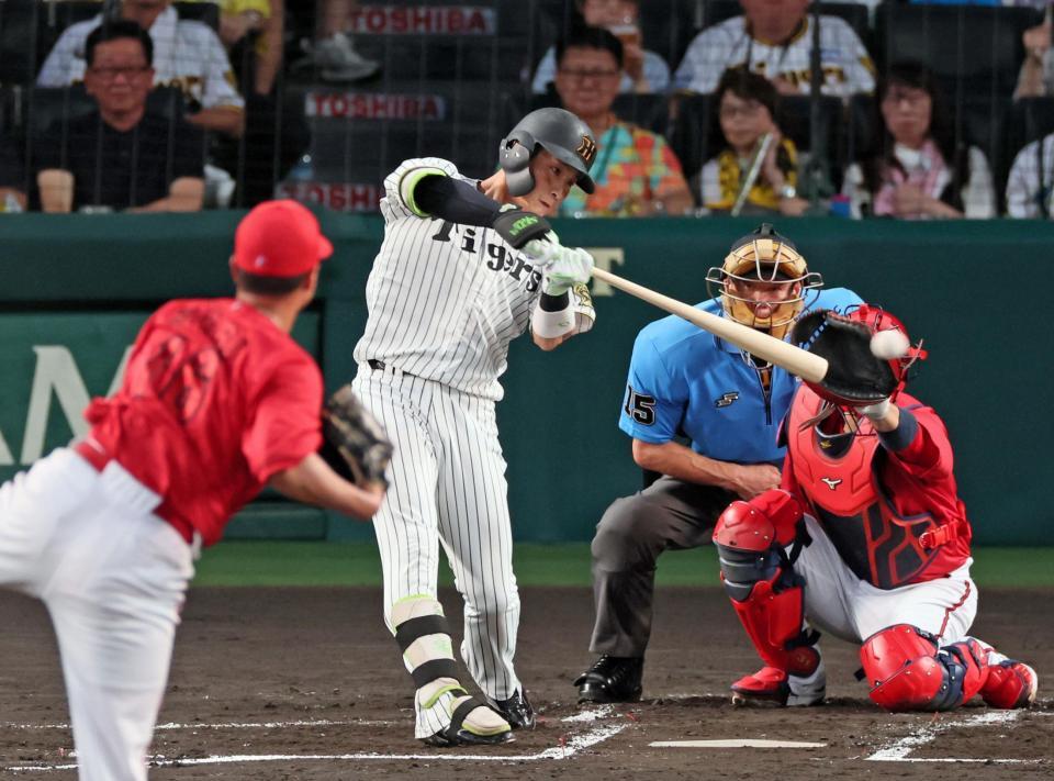 １回、左翼線へ二塁打を放つ木浪（撮影・立川洋一郎）