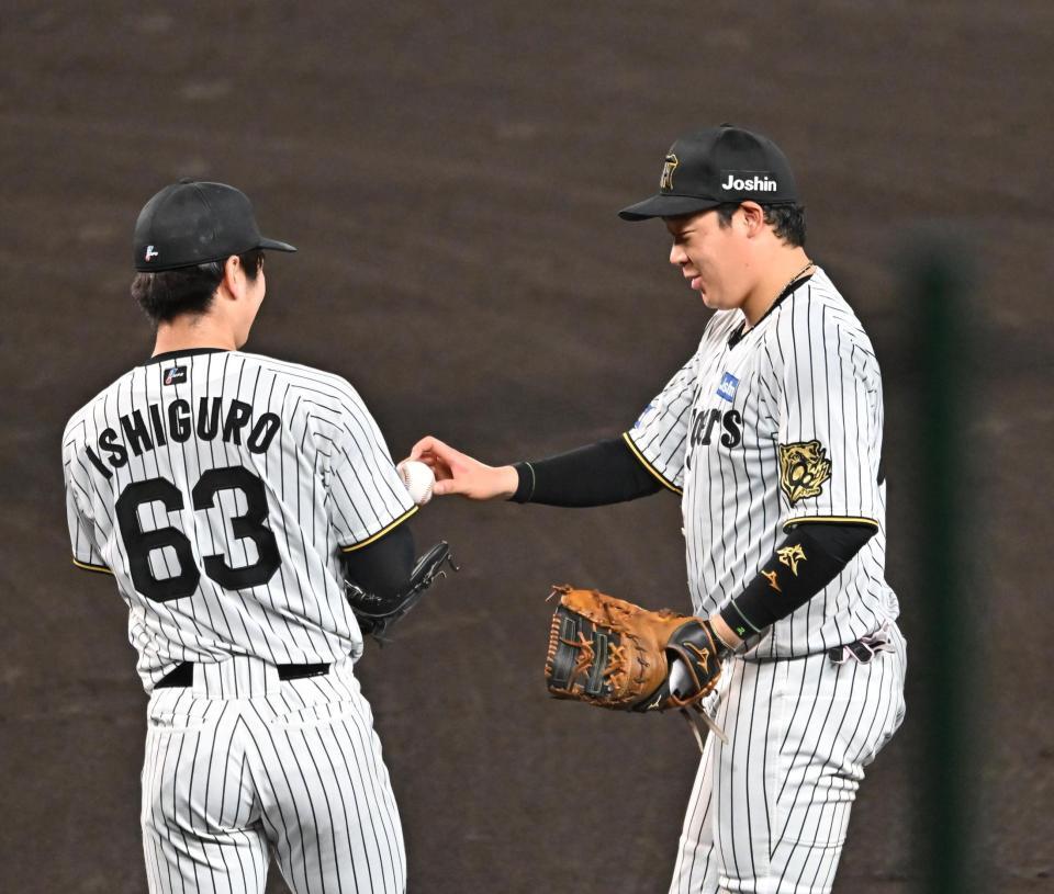 　９回を締めた石黒（左）にウイニングボールを渡す大山＝５日