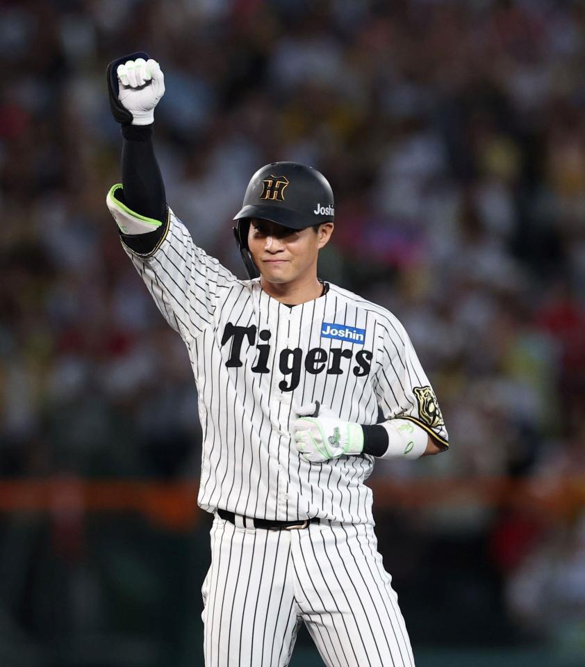 １回、二塁打を放ち、拳を突き上げる木浪（撮影・北村雅宏）