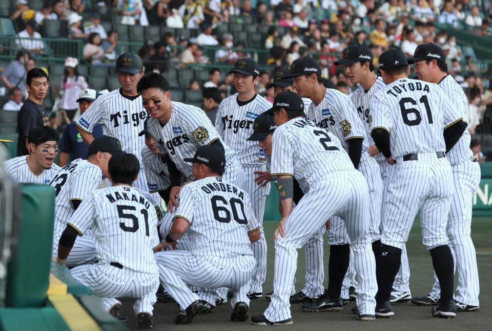 　試合前、円陣を組む阪神ナイン（撮影・北村雅宏）