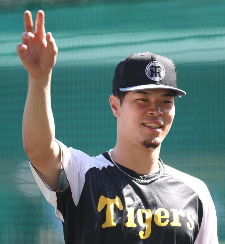 　キャッチボールする佐藤輝（撮影・北村雅宏）