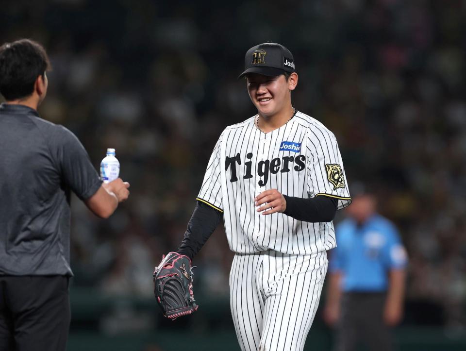 　３回リプレー検証中、笑顔でペットボトルを受け取りに行く門別（撮影・北村雅宏）