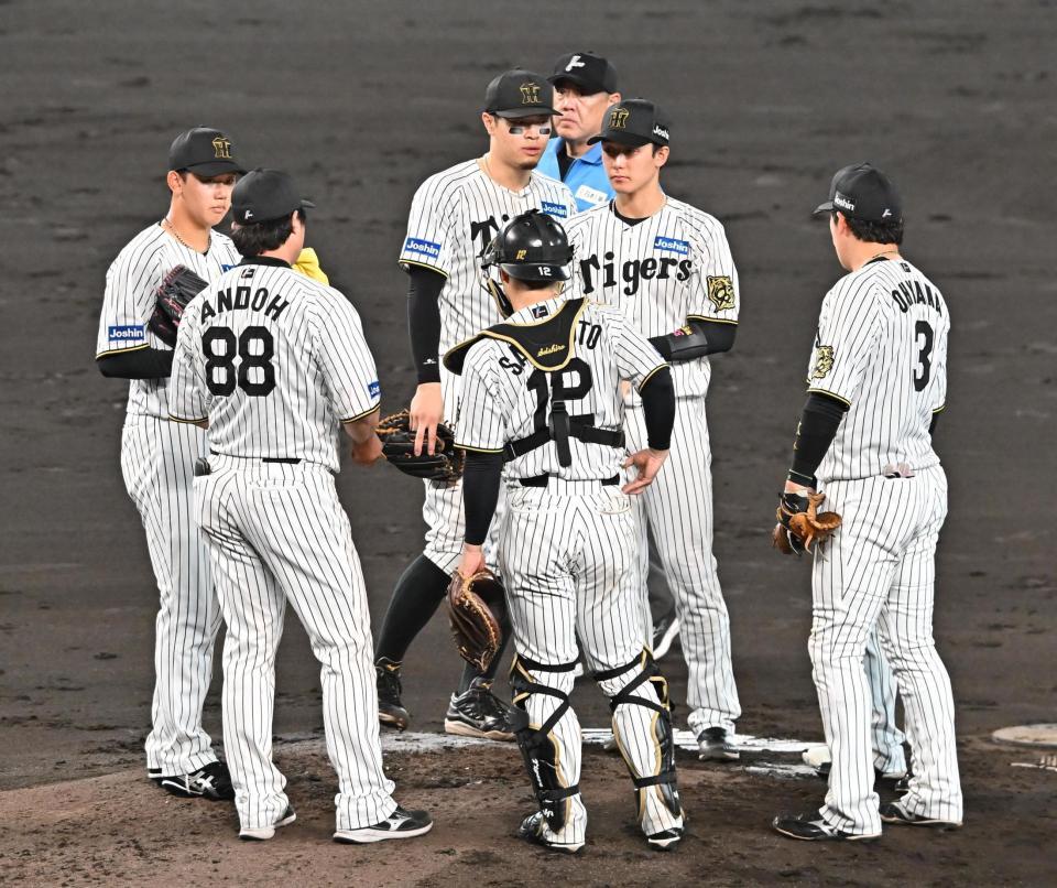 　４回、マウンドに集まる門別（左）ら（撮影・西田忠信）