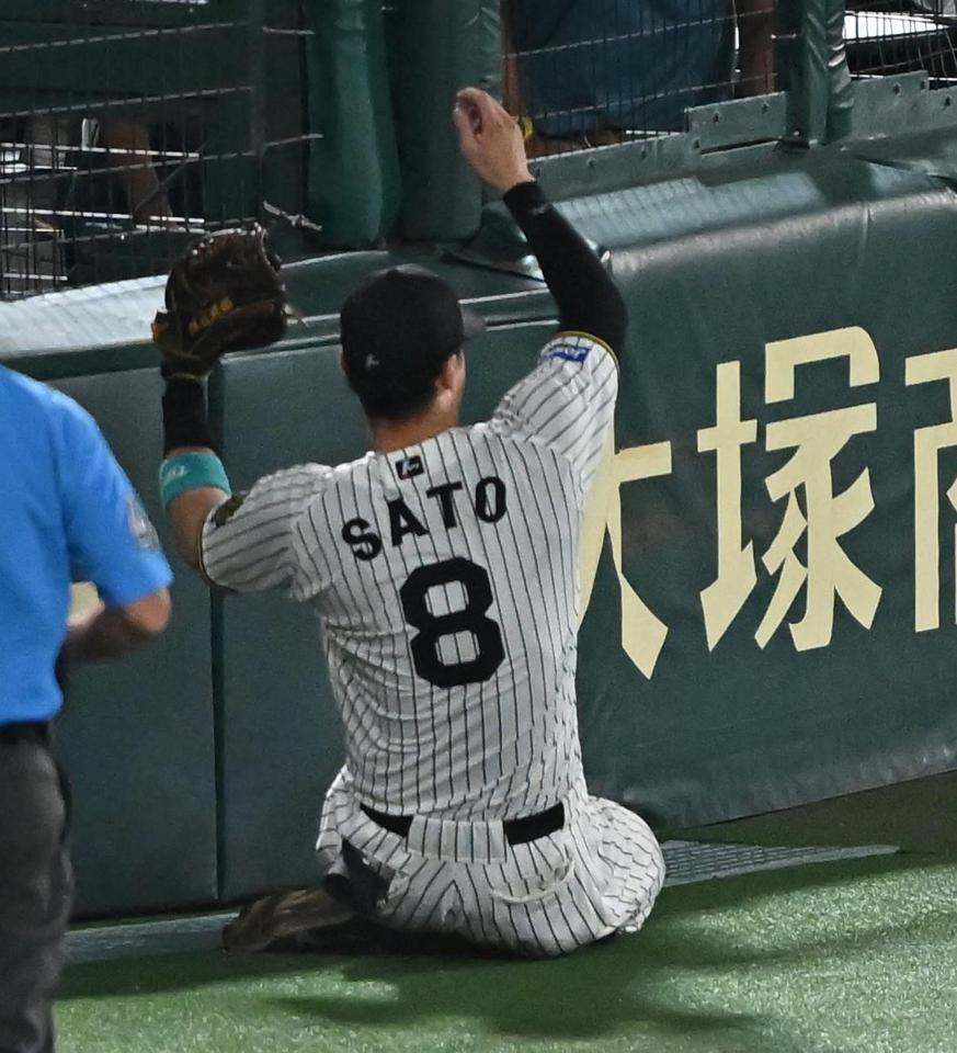 　９回、モンテロの邪飛を好捕する佐藤輝（撮影・西田忠信）