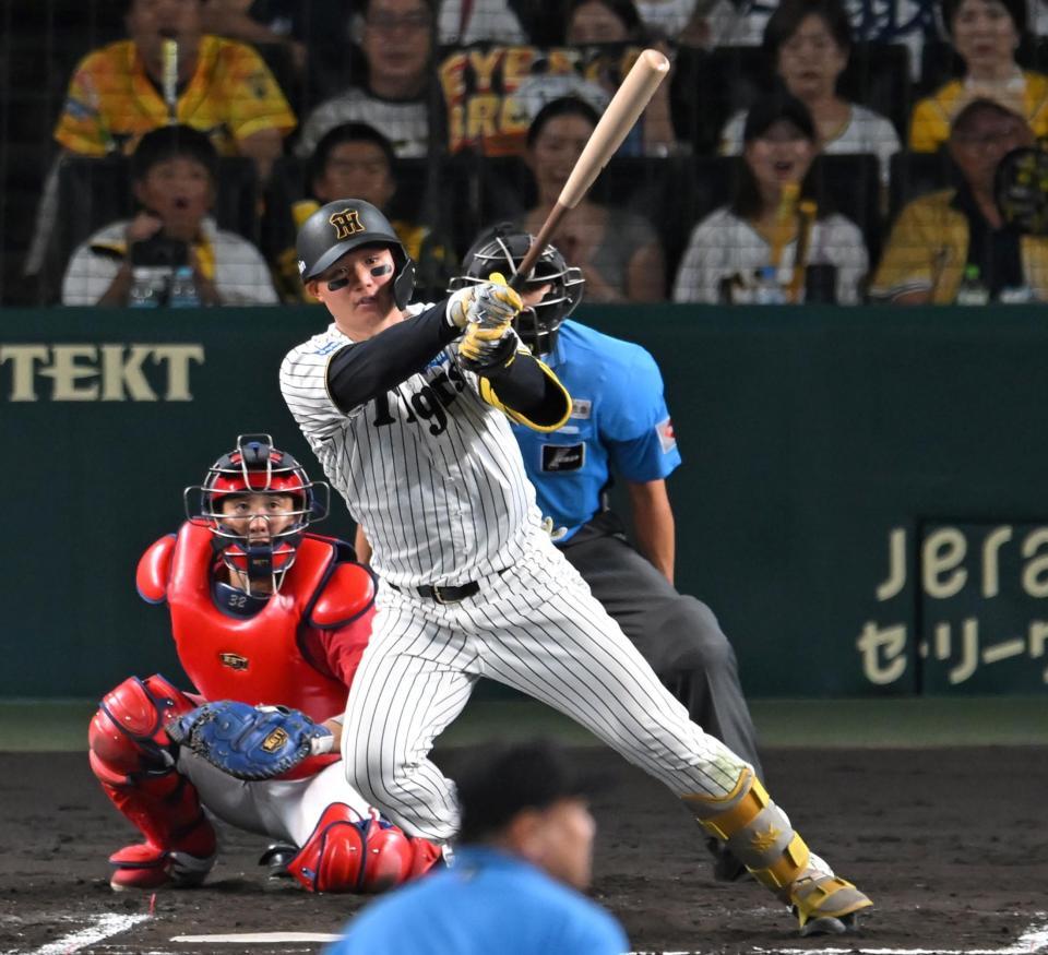 　６回、勝ち越しタイムリーを放つ森下（撮影・飯室逸平）
