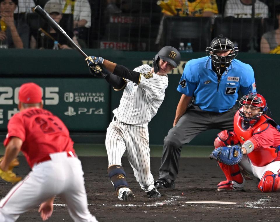 　７回、適時打を放つ中野（撮影・飯室逸平）