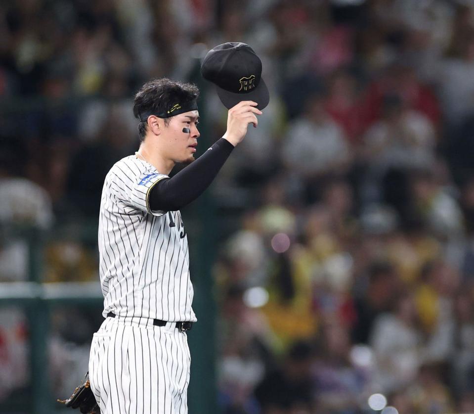 　４回、同点適時打を放ち、ファンの声援に応える佐藤輝（撮影・北村雅宏）