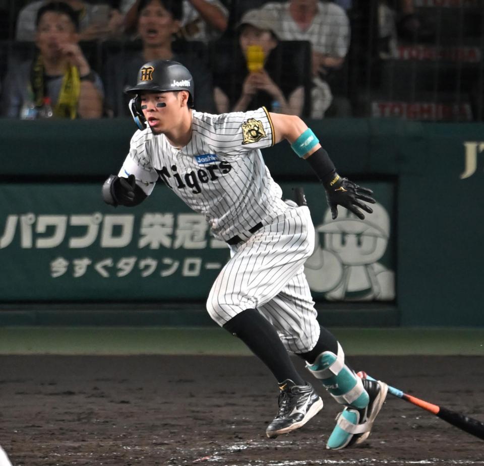 　４回、同点打を放つ佐藤輝（撮影・飯室逸平）