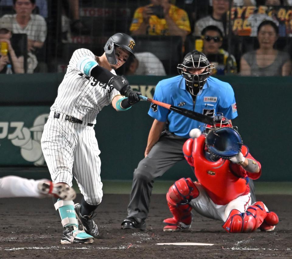 　４回、同点打を放つ佐藤輝（撮影・飯室逸平）