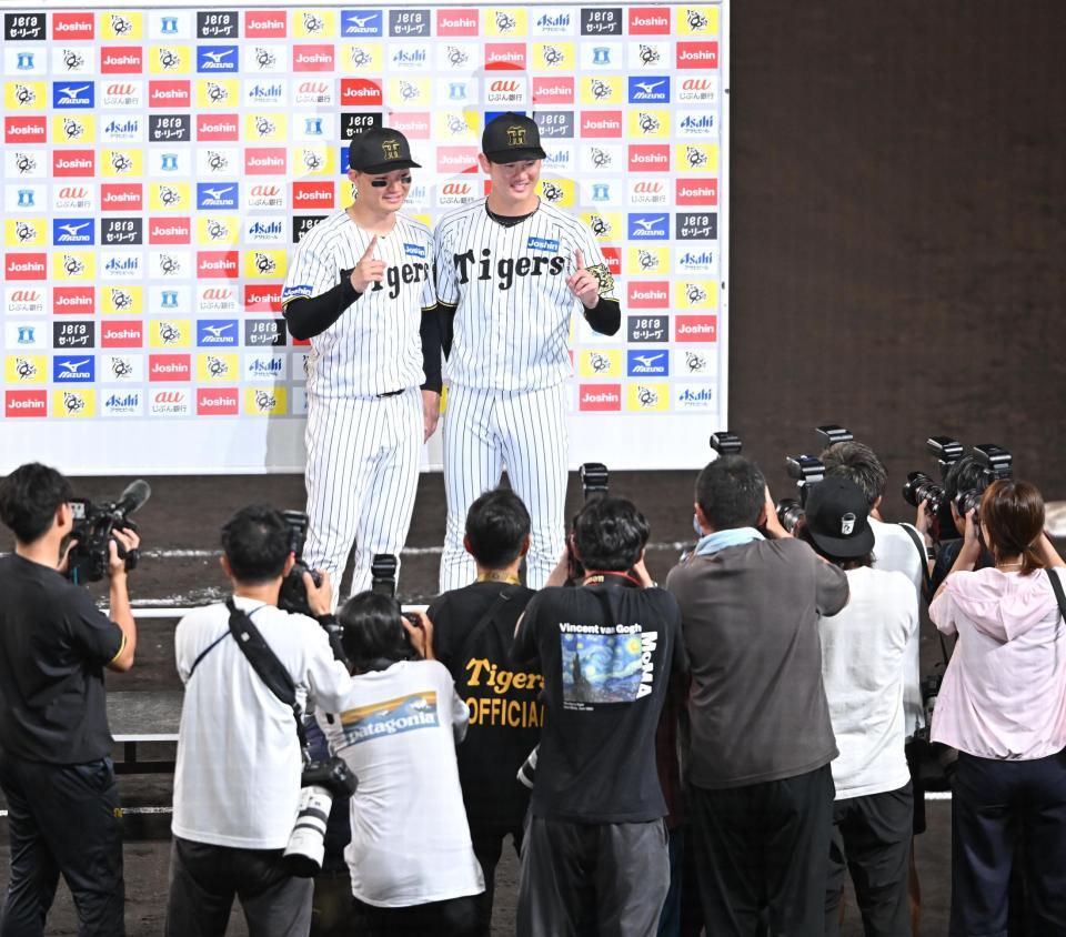 　お立ち台でポーズを決める森下（左）と及川（撮影・西田忠信）