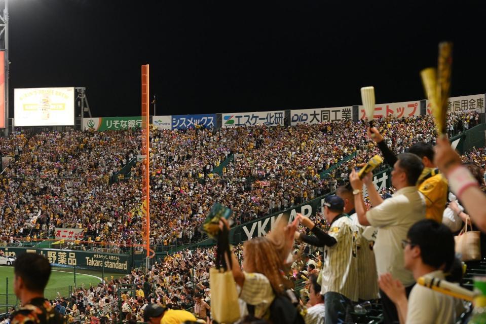 　勝利に歓喜するスタンド（撮影・西田忠信）