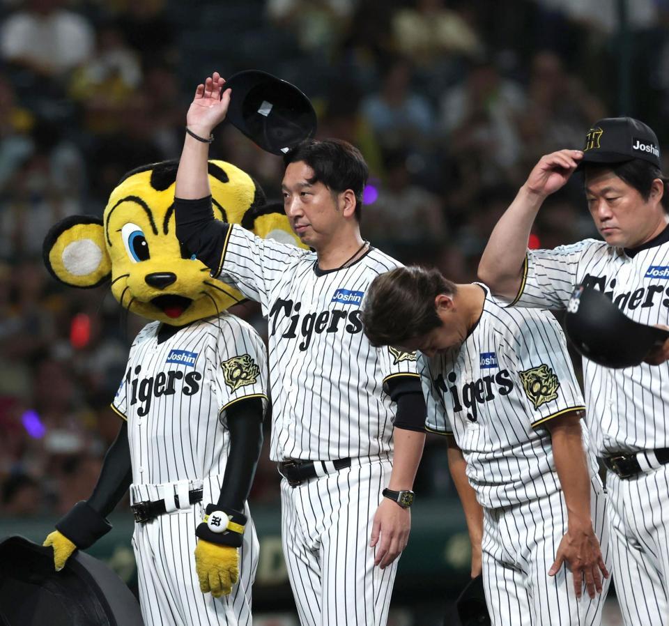 　ファンの声援に応える藤川監督（左から２人目）＝撮影・北村雅宏