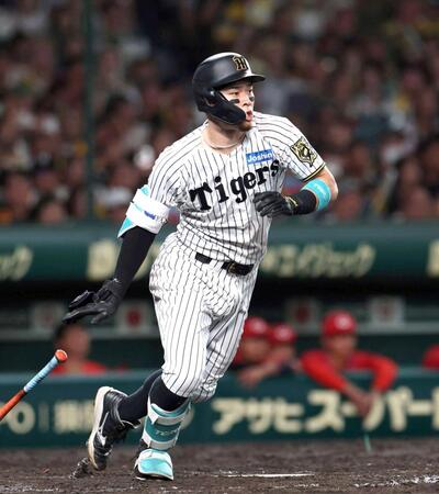 　４回、同点となる適時打を放つ佐藤輝（撮影・北村雅宏）