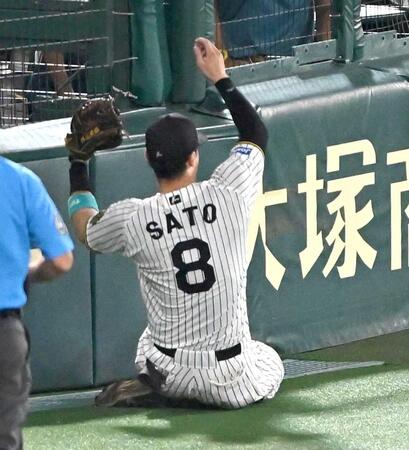 　９回、モンテロの邪飛を好捕する（撮影・西田忠信）