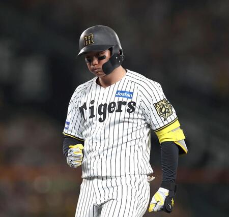 　６回、勝ち越しとなる適時打を放ち、拳を握る森下（撮影・北村雅宏）