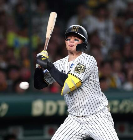 　７回、死球を受ける森下（撮影・北村雅宏）