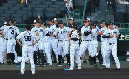 　試合前、ベンチ前でアップする阪神ナイン（撮影・山口登）