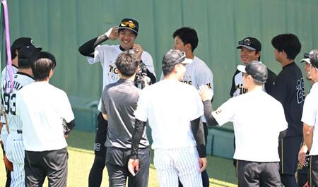 　練習前に円陣を組む阪神の先発陣（撮影・飯室逸平）