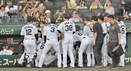 　試合前、円陣を組む阪神ナイン