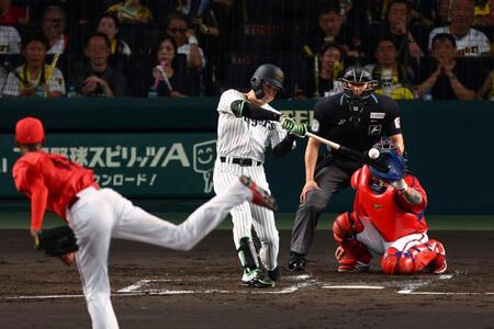 　２回、先制犠飛を放つ高寺（撮影・山口登）