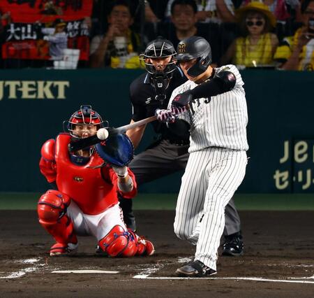 　２回、左翼線に二塁打を放つ大山（捕手　石原）＝撮影・山口登