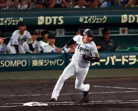 　２回、左翼線に二塁打を放つ大山（撮影・山口登）