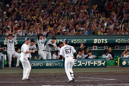 　２回、高寺の先制犠飛に盛り上がる阪神ナイン（撮影・山口登）