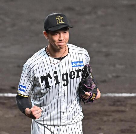 　５回を無失点で切り抜け、拳を握る湯浅（撮影・西田忠信）