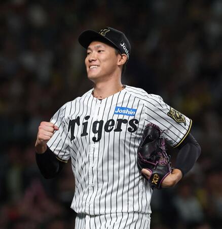 　５回、無失点に抑え、意気揚々とベンチに戻る湯浅（撮影・北村雅宏）