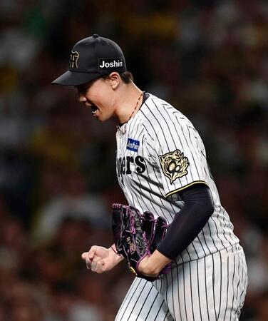 　５回、２死二塁のピンチを切り抜け、雄たけびを上げる湯浅