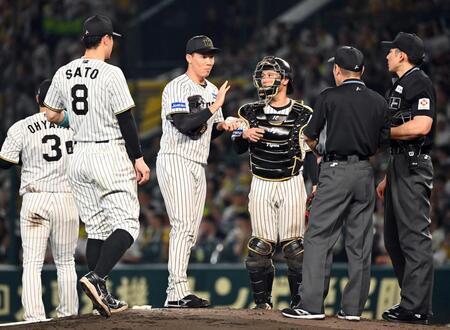 　５回途中から登板した湯浅（中央左）